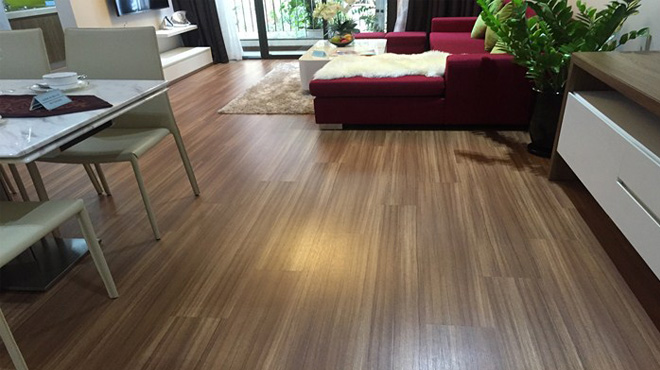 So sánh sàn nhựa và sàn gỗ công nghiệp theo giá cả và sự phổ biến