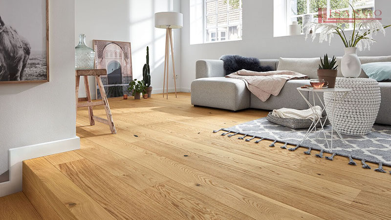 So sánh sàn nhựa và sàn gỗ công nghiệp theo độ dễ dàng trong lắp đặt và bảo trì