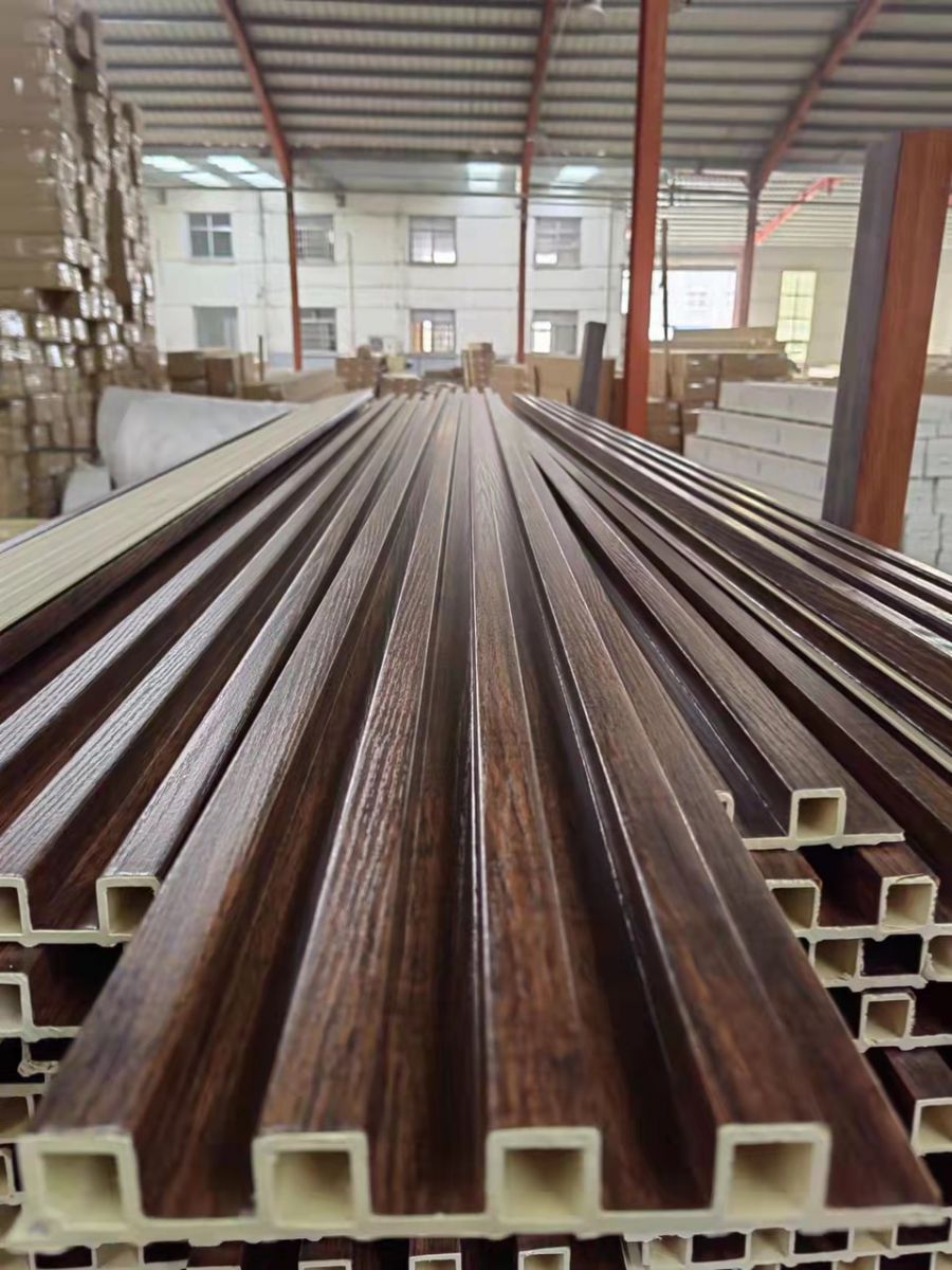 Tấm nhựa sóng ốp tường có cấu trúc được chia đều thành các khoang