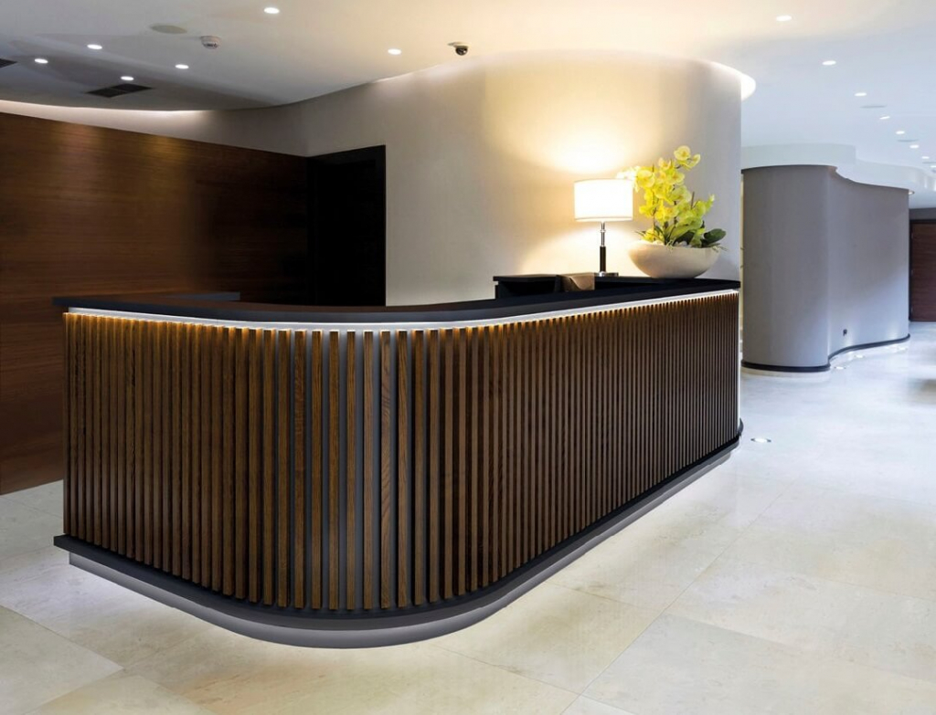 Trang trí cho nhiều hạng mục khác như bàn lễ tân, cầu thang,...