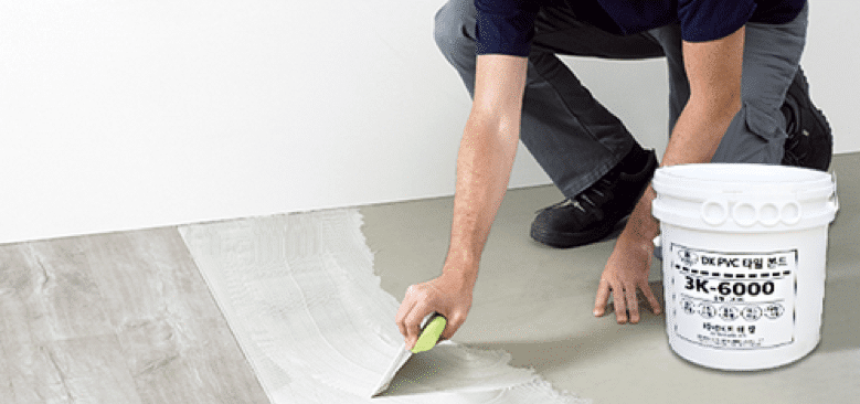 Trét đều keo xuống mặt nền