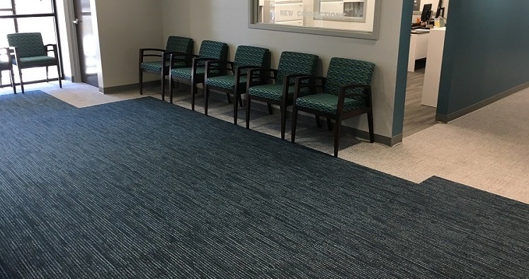 Sàn nhựa vân thảm mang lại cảm giác di chuyển thoải mái, êm chân và giảm tiếng ồn hiệu quả