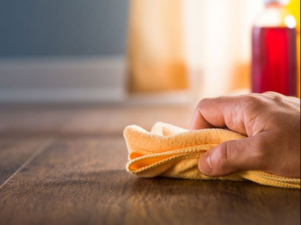 Sử dụng khăn mềm hoặc giấy lau sàn chuyên dụng