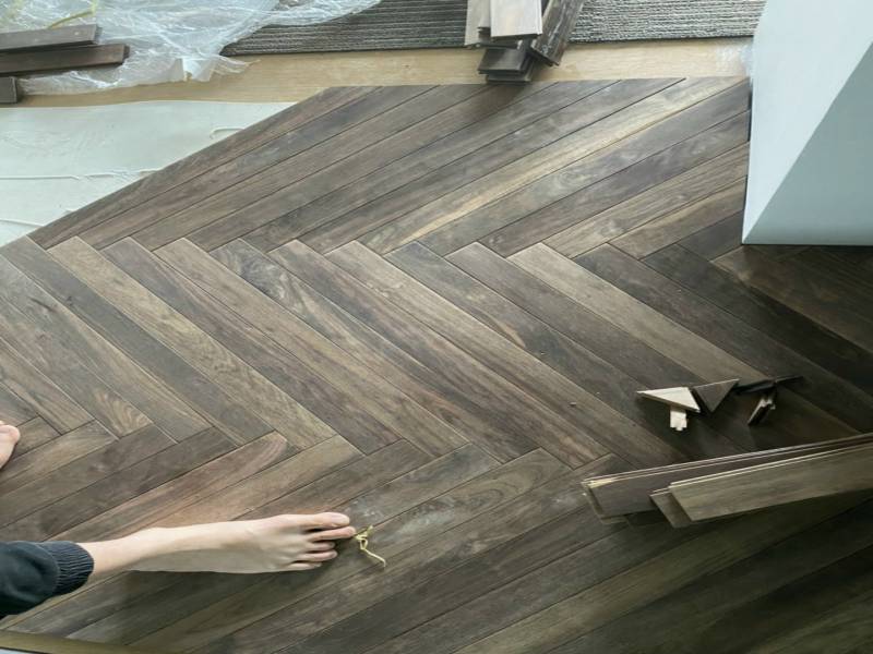 Lắp phụ kiện phào nẹp vào chân tường