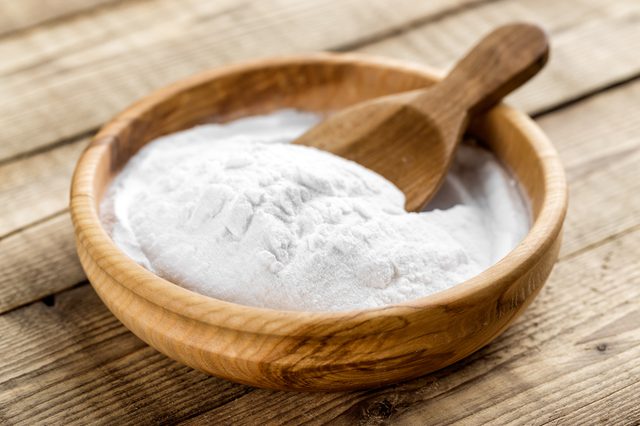 Sử dụng bột baking soda để loại bỏ những vết bẩn cứng đầu