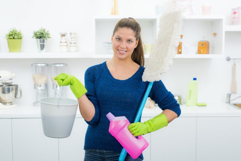 Hãy vệ sinh sàn bằng hóa chất chuyên dụng