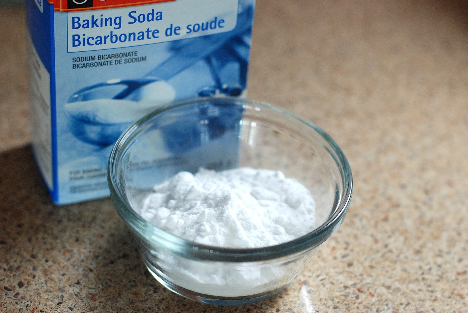 Baking soda và dầu có tác dụng đánh bay lớp keo dán sàn cứng đầu