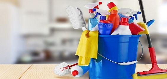 Sử dụng hóa chất tẩy keo chuyên dụng để loại bỏ lớp keo dán sàn cũ