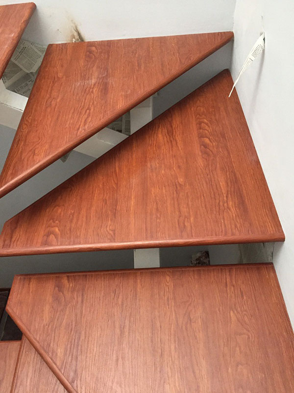 Sàn nhựa cầu thang đang là một xu hướng mới được nhiều người ưa chuộng