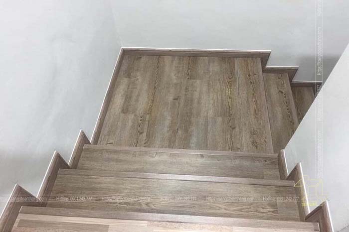 Sàn nhựa ốp cầu thang có bề mặt cứng chắc và chống trơn trượt hiệu quả