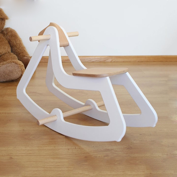 Đồ chơi của trẻ nhỏ cũng dễ gây nên hiện tượng xước sàn