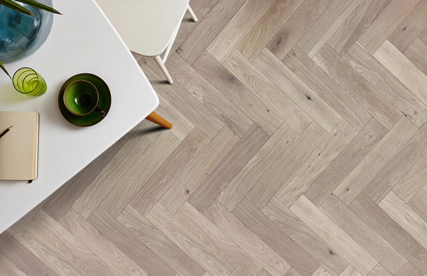 Một số lưu ý khi thực hiện cách dán sàn nhựa giả gỗ xương cá