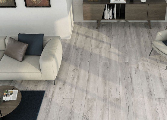 Nên lát gạch hay sàn nhựa giả gỗ? Ưu nhược điểm từng loại vật liệu