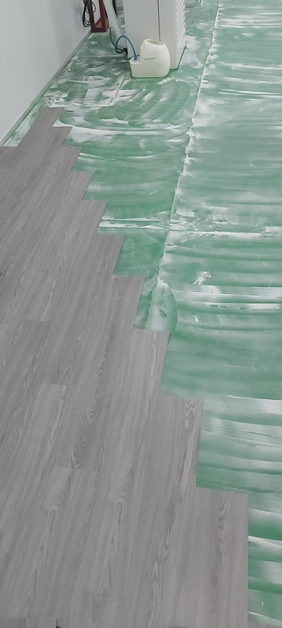 Sàn nhựa dán keo 3mm có bền không ?