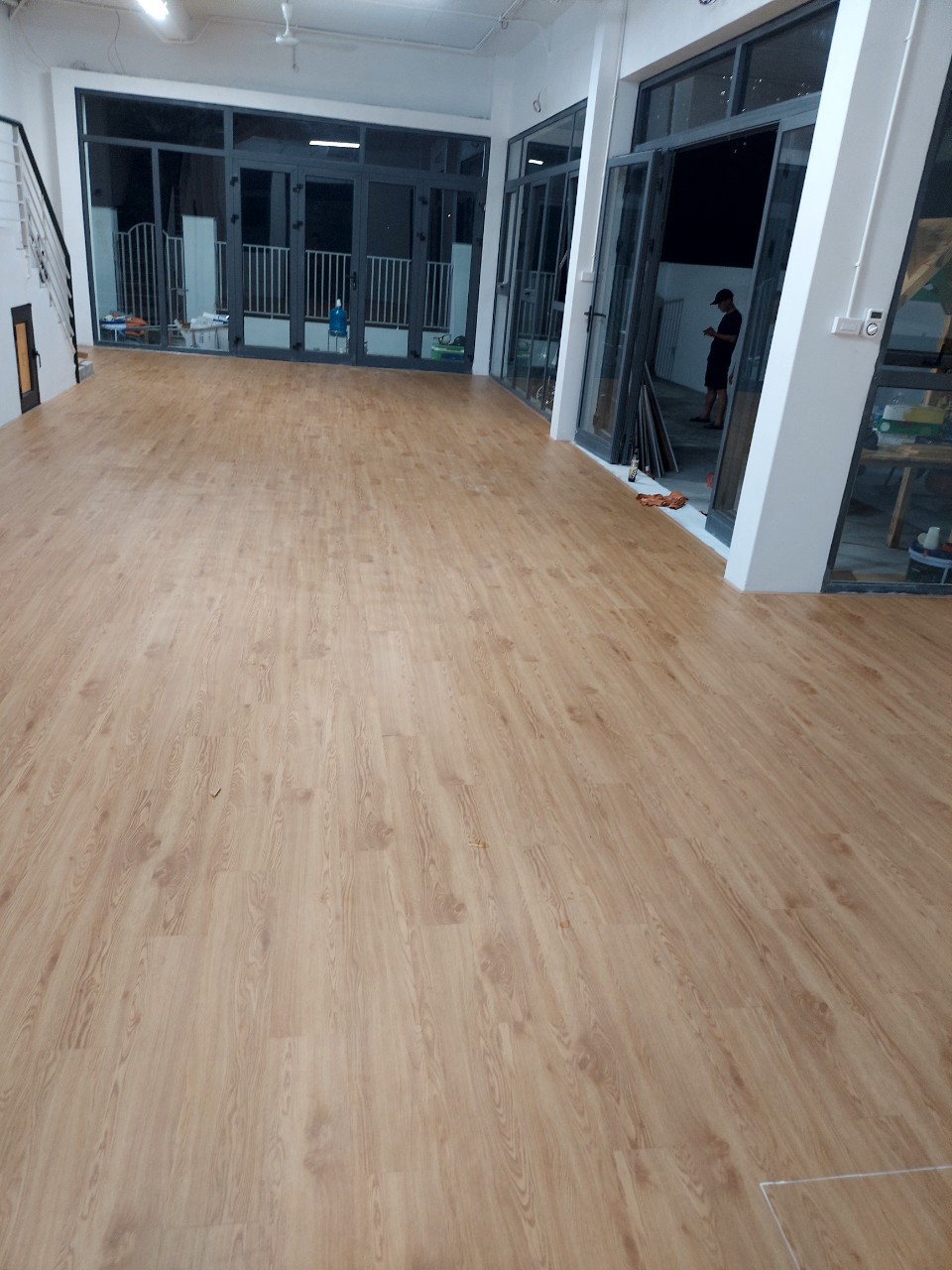 Sàn nhựa dán keo dùng được trên những mặt nền nào?