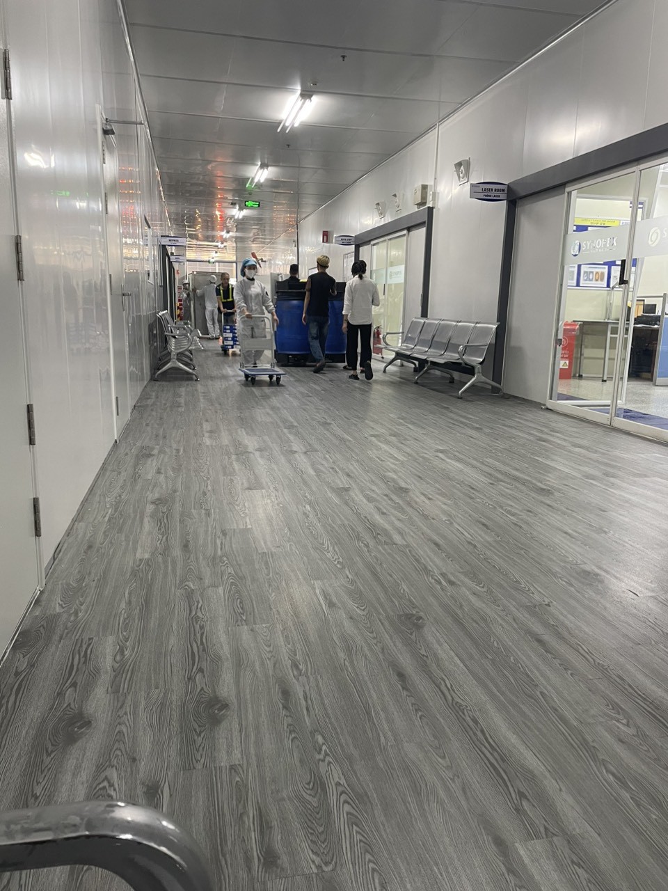 Sàn nhựa dán keo 3mm vân gỗ